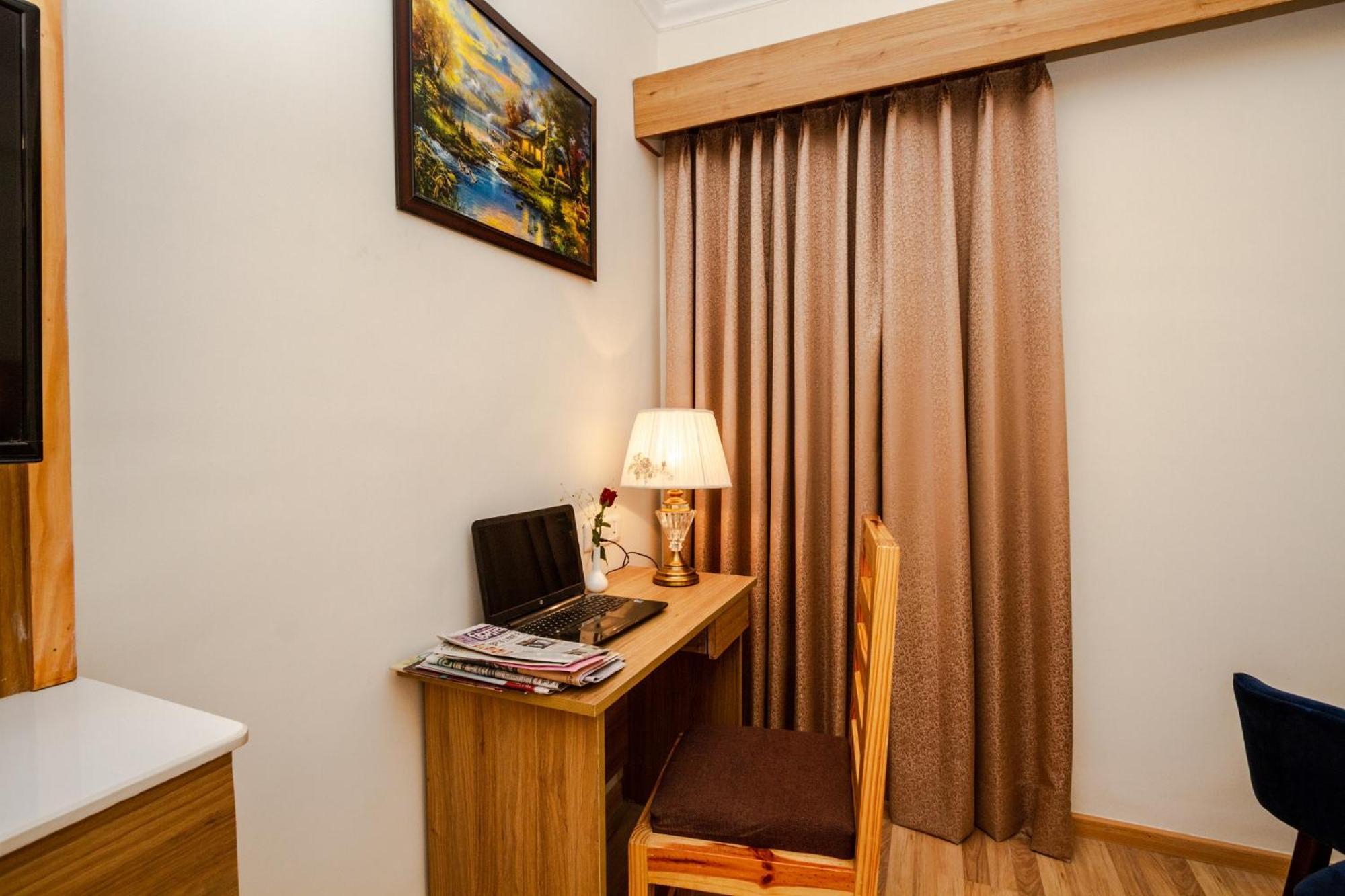 Anand Vardhan Resorts Manāli Rom bilde
