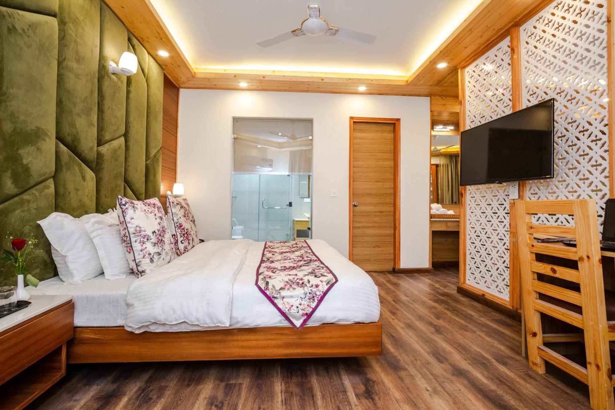Anand Vardhan Resorts Manāli Rom bilde